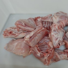 Tuszka z królika w całości porcjowana (worek vacum waga od 2,5kg do 3,5kg 34% kości)